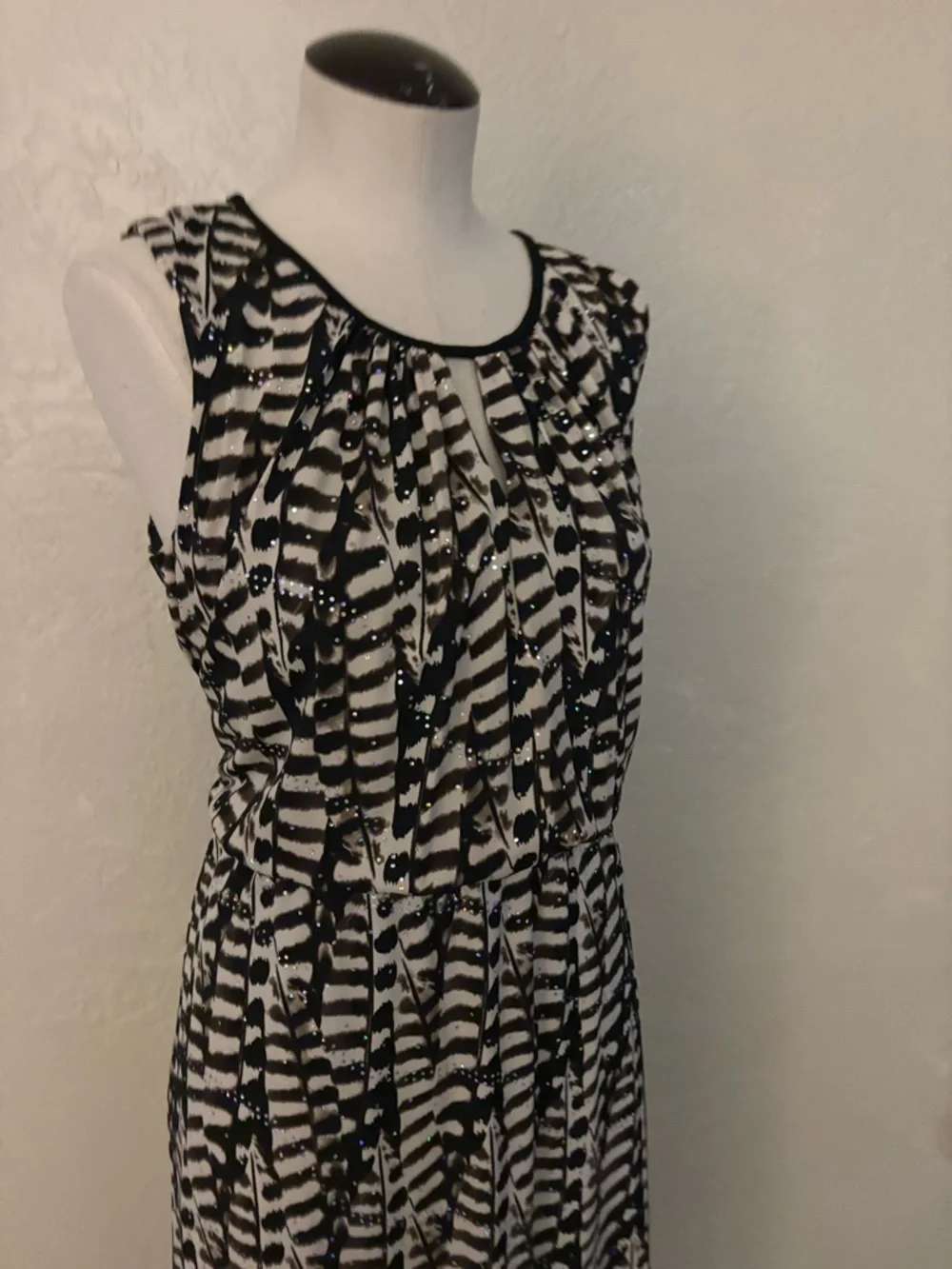 Sleeveless R& M Richard’s Black and White Printed Maxi Dress - Picture 3 of 11